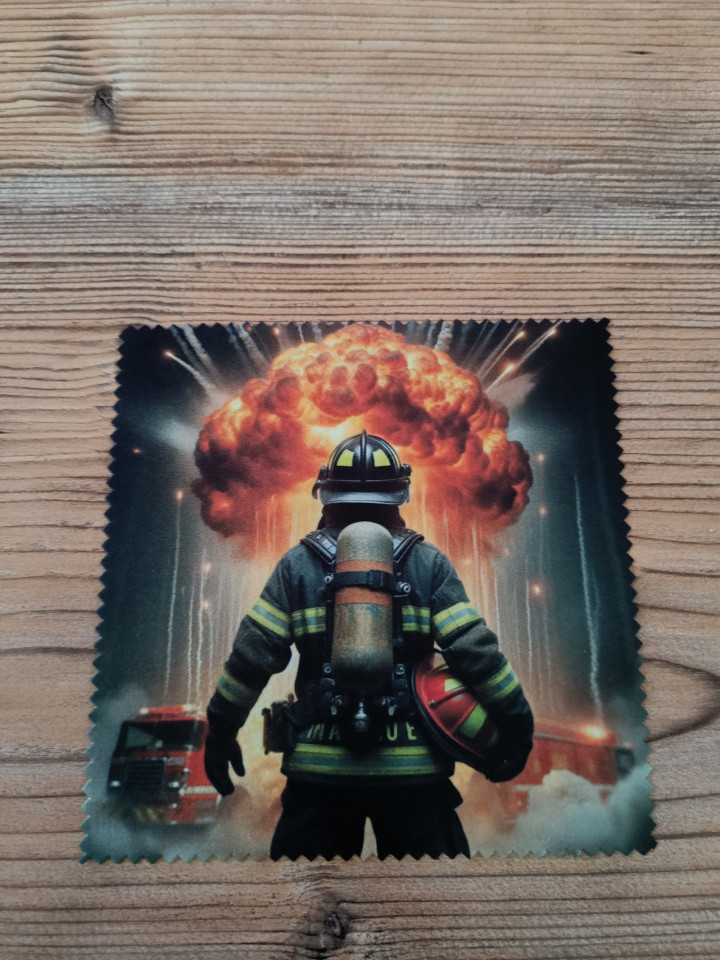 Lingette microfibre illustrée d'un pompier de dos face à une énorme boule de feu