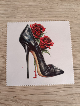 Lingette microfibre blanche aux bords dentelés ornée d'un escarpin noir à talon aiguille et de roses rouges