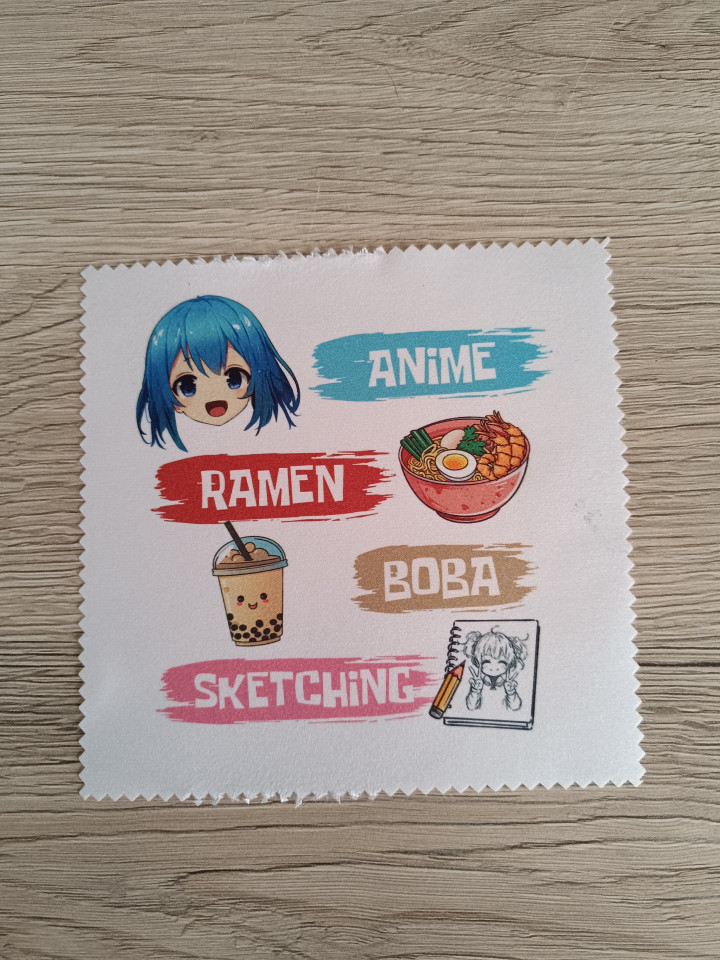 Lingette microfibre blanche illustrée avec des motifs anime, ramen, boba et carnet de croquis