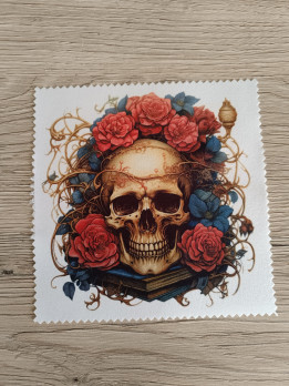 Lingette microfibre blanche illustrée d'un crâne, de roses rouges et de livres anciens