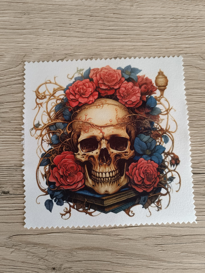 Lingette microfibre blanche illustrée d'un crâne, de roses rouges et de livres anciens