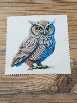 Lingette microfibre aux bords dentelés ornée d'un hibou aux plumes bleues et beiges