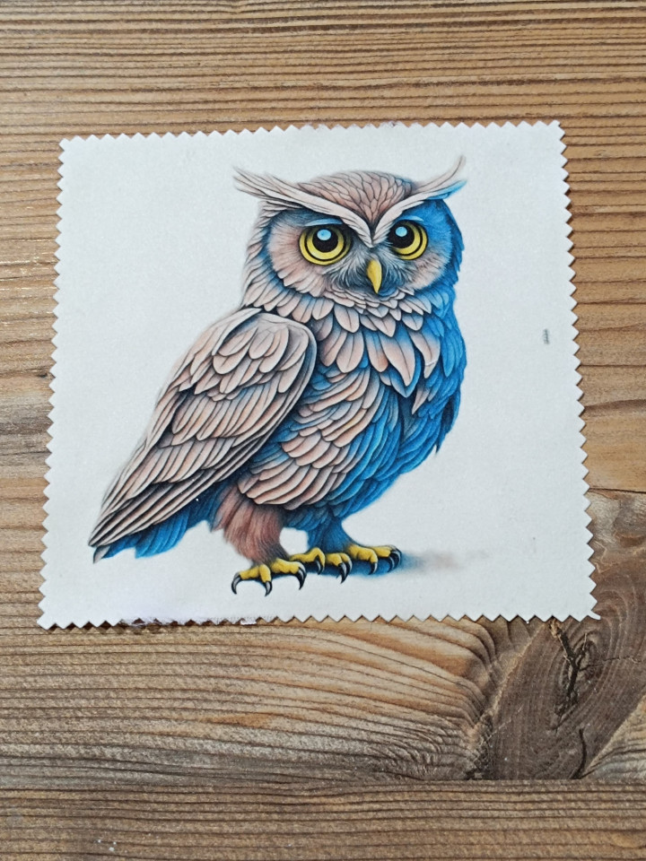 Lingette microfibre aux bords dentelés ornée d'un hibou aux plumes bleues et beiges