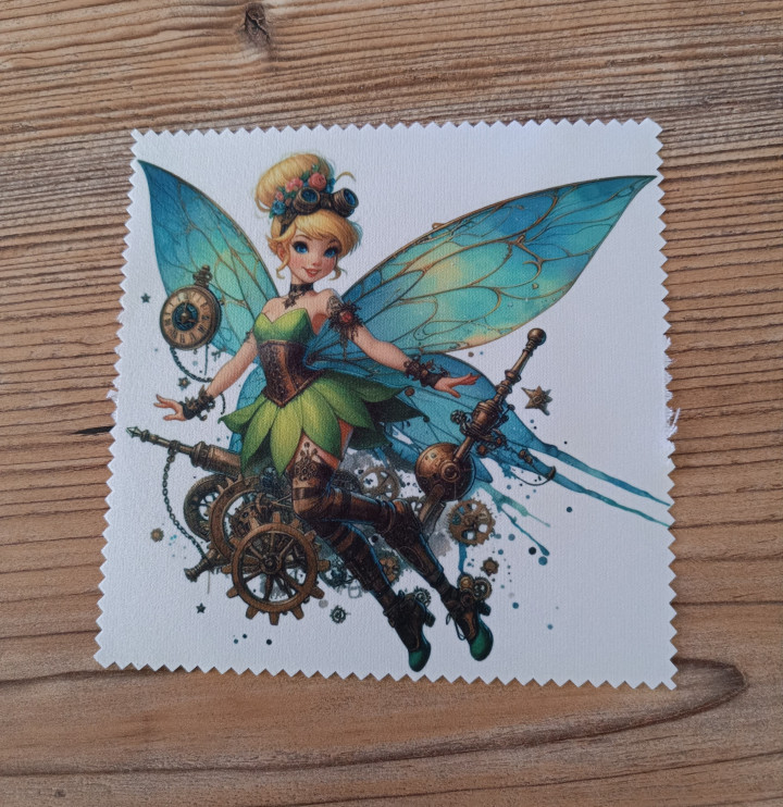Lingette microfibre blanche illustrée d'une fée aux ailes turquoise et rouages steampunk