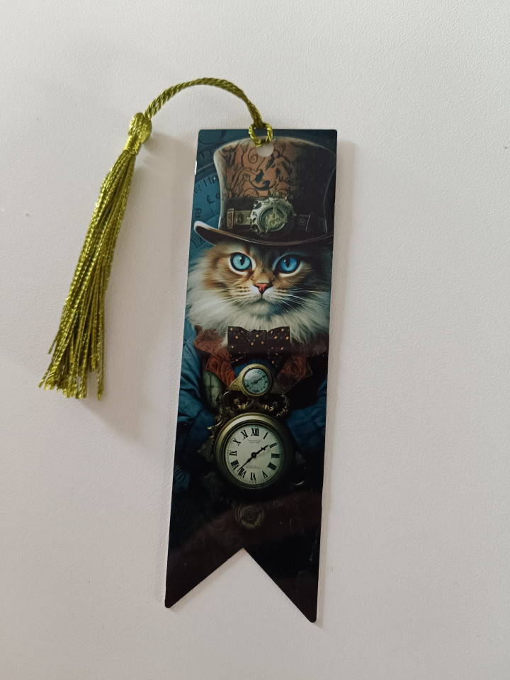 Marque-page illustré d'un chat steampunk avec chapeau haut-de-forme, horloge et pompon doré