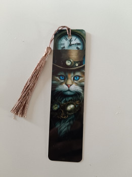 Marque-page illustré d'un chat steampunk avec chapeau, cadrans d'horloge et pompon soyeux