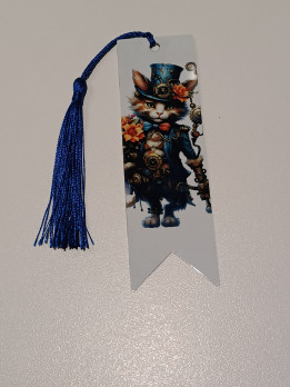 Marque-page blanc illustré d'un chat en tenue steampunk avec haut-de-forme et pompon bleu