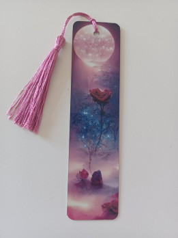 Marque-page illustré d'une rose rouge sous une lune mystique avec pompon rose
