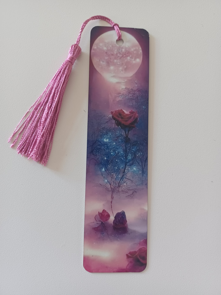 Marque-page illustré d'une rose rouge sous une lune mystique avec pompon rose