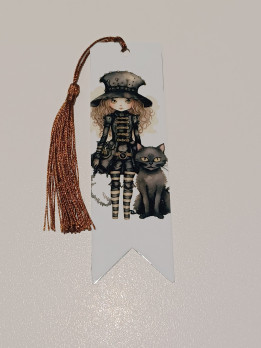 Marque-page blanc illustré d'une fillette au style steampunk et d'un chat noir avec un pompon cuivré