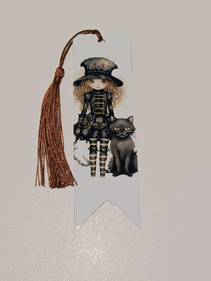 Marque-page blanc illustré d'une fillette au style steampunk et d'un chat noir avec un pompon cuivré