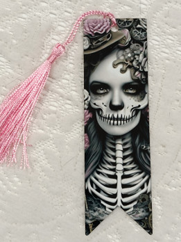 Marque-page illustré d'une femme squelette au style steampunk avec pompon rose