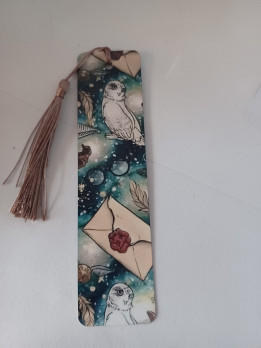 Marque-page illustré d'une chouette blanche, de lettres scellées et de lunettes, orné d'un pompon beige