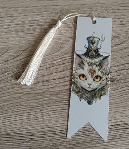 Marque-page illustré d'un chat steampunk avec haut-de-forme et rouages, doté d'un pompon blanc