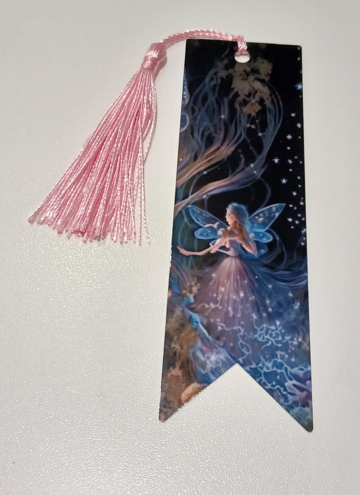 Marque-page illustré d'une fée ailée dans la nuit étoilée avec un pompon rose