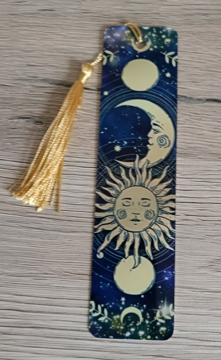 Marque-page illustré avec motif de soleil, de lune et pompon doré
