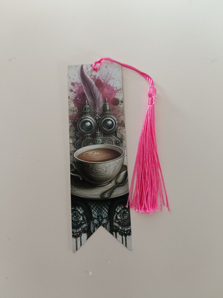 Marque-page illustré d'une tasse rétro, plume et détails mécaniques avec un pompon rose