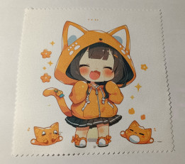 Lingette microfibre crantée avec dessin chibi d'une fillette souriante en veste à capuche renard orange