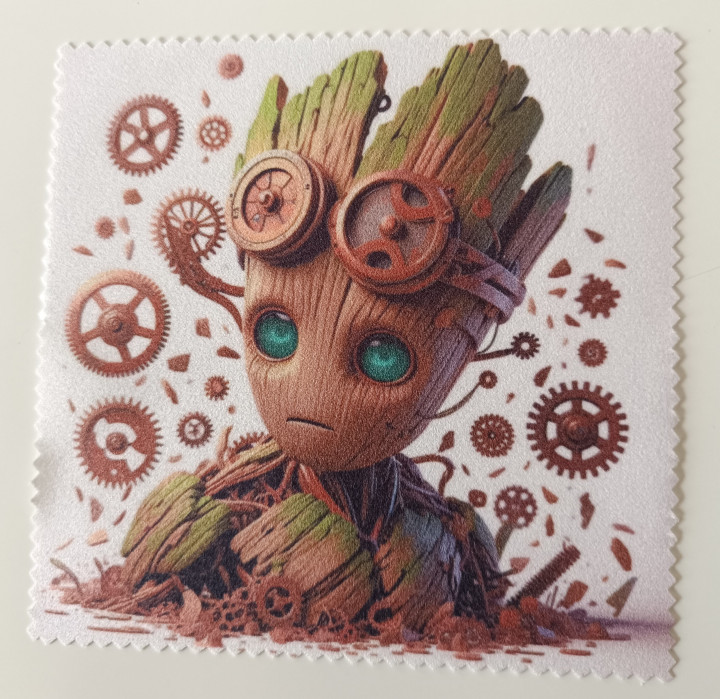Lingette microfibre illustrée d'un petit être en bois aux yeux verts portant des lunettes et entouré d'engrenages steampunk