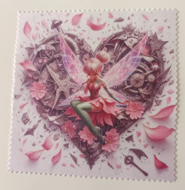 Lingette microfibre illustrée d'une fée ailée devant un cœur d'engrenages steampunk et des pétales roses