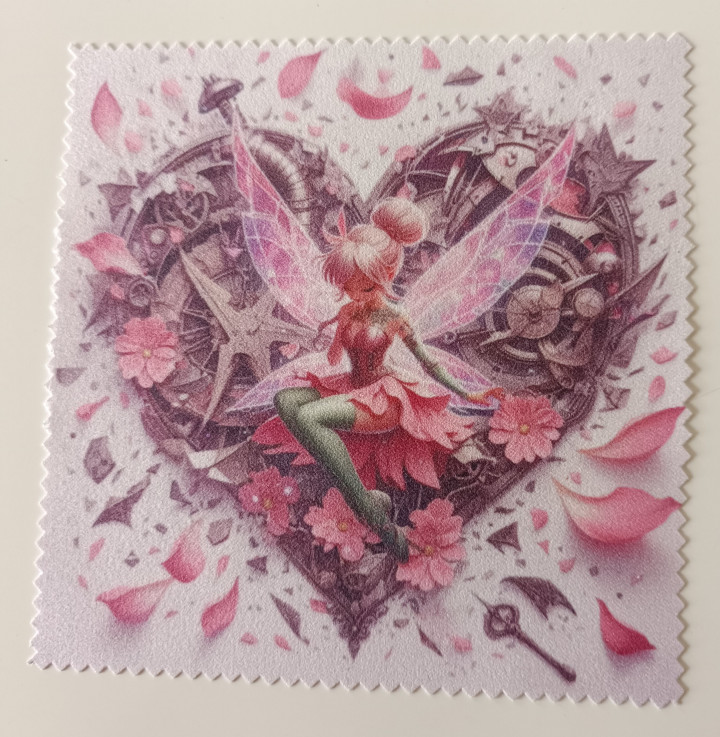 Lingette microfibre illustrée d'une fée ailée devant un cœur d'engrenages steampunk et des pétales roses