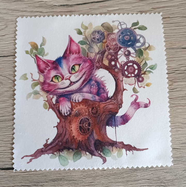 Lingette microfibre blanche à bords crantés avec illustration d'un chat rose souriant perché dans un arbre à engrenages