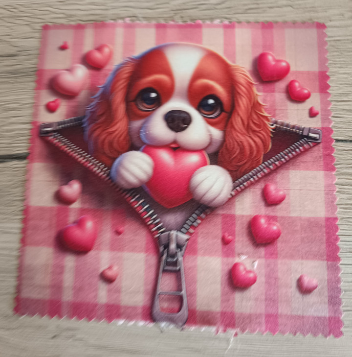 Lingette microfibre rose illustrée d'un petit chien tenant un cœur sortant d'une fermeture éclair