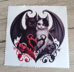 Lingette microfibre blanche avec illustration de chats aux ailes de chauve-souris, crânes et volutes gothiques