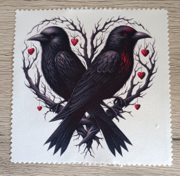 Lingette microfibre illustrée de deux corbeaux noirs formant un cœur avec des branches et de petits cœurs rouges
