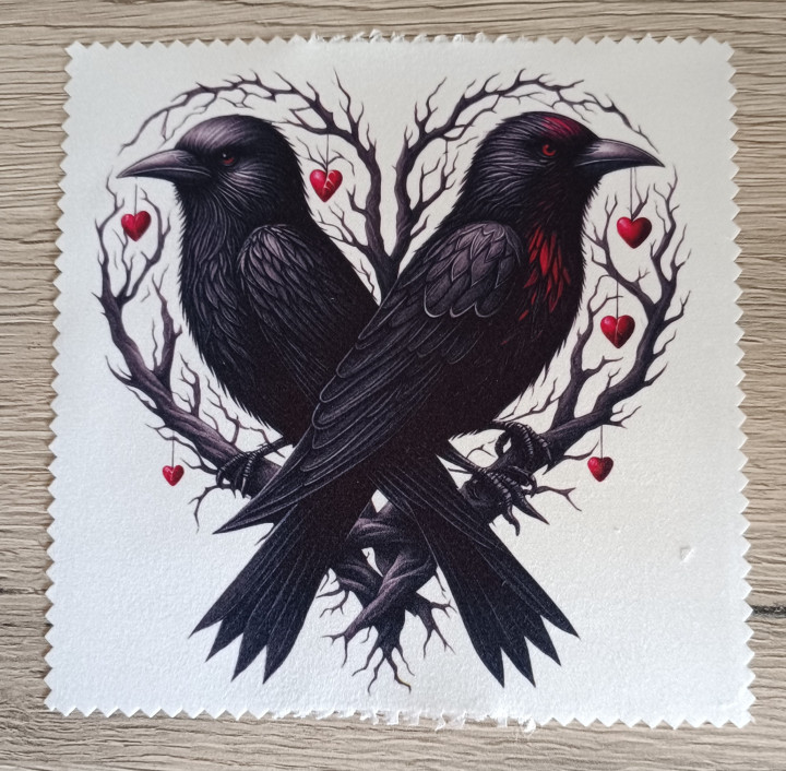 Lingette microfibre illustrée de deux corbeaux noirs formant un cœur avec des branches et de petits cœurs rouges