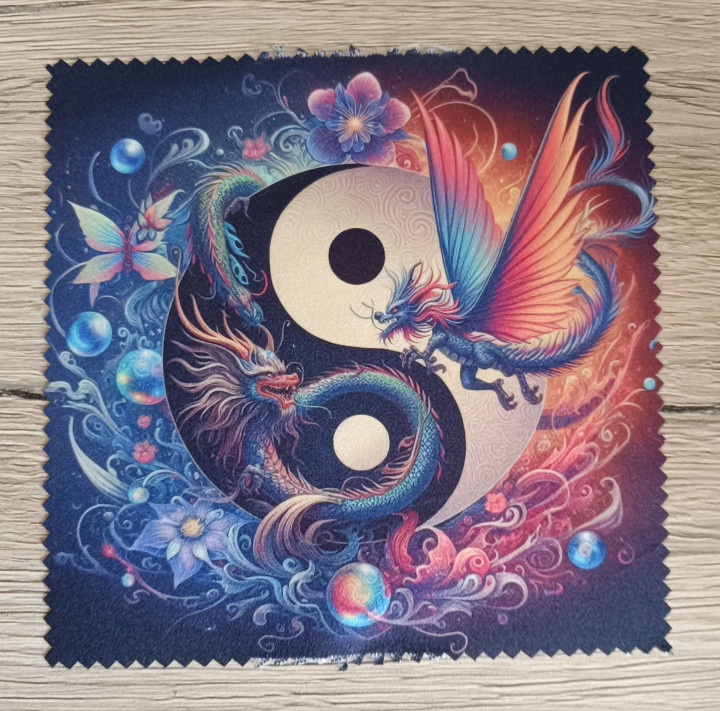 Lingette microfibre carrée aux bords crantés illustrée d'un symbole Yin Yang et de deux dragons fantastiques colorés