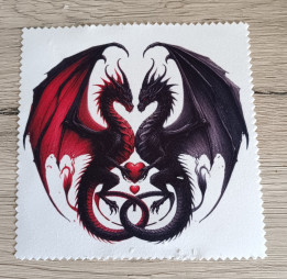 Lingette microfibre blanche ornée de deux dragons ailés noir et rouge tenant un cœur