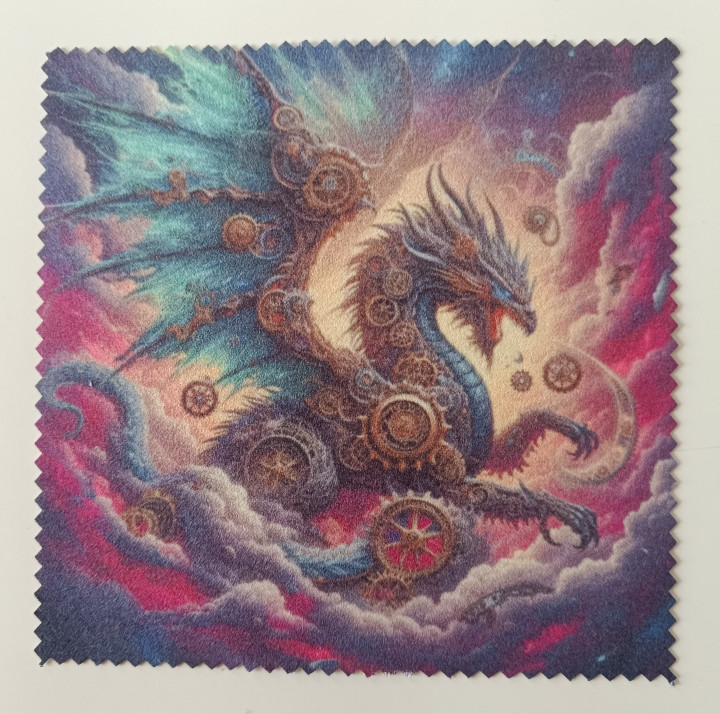 Lingette microfibre illustrée d'un dragon mécanique steampunk aux ailes turquoise parmi des nuages violets et roses