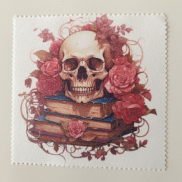 Lingette microfibre blanche avec illustration d'un crâne sur une pile de livres entouré de roses