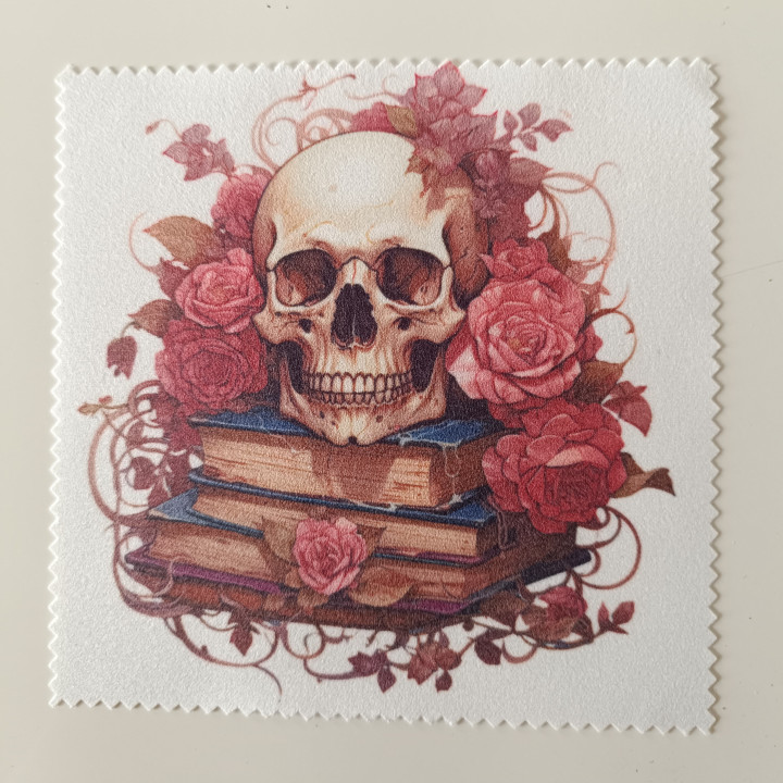 Lingette microfibre blanche avec illustration d'un crâne sur une pile de livres entouré de roses