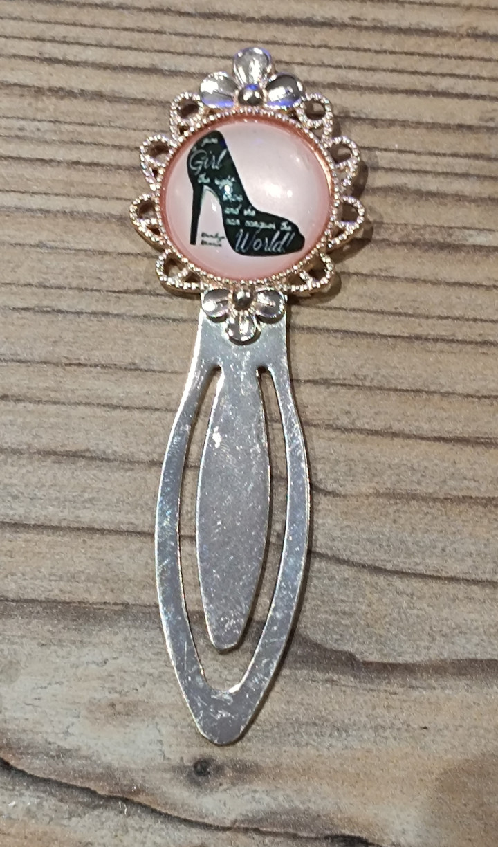 Marque-page métallique argenté avec cabochon rond rose illustré d'un escarpin noir