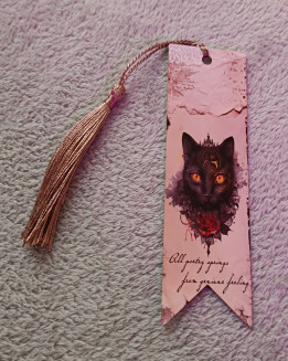 Marque-page fantaisie illustré d'un chat noir aux yeux ambrés avec une rose et un pompon soyeux