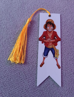 Marque-page blanc illustré d'un jeune pirate au chapeau de paille avec un pompon jaune