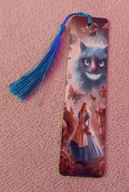 Marque-page illustré avec une jeune fille en robe bleue, un chat souriant fantastique et un pompon bleu