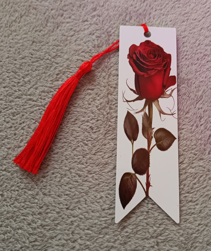 Marque-page blanc illustré d'une rose rouge avec un pompon rouge vif