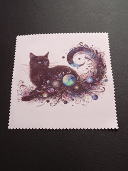 Lingette microfibre blanche aux bords dentelés ornée d'un chat noir entouré de motifs cosmiques et planètes