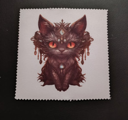 Lingette microfibre blanche carrée illustrée d'un chat fantastique sombre aux yeux orange et ornements précieux