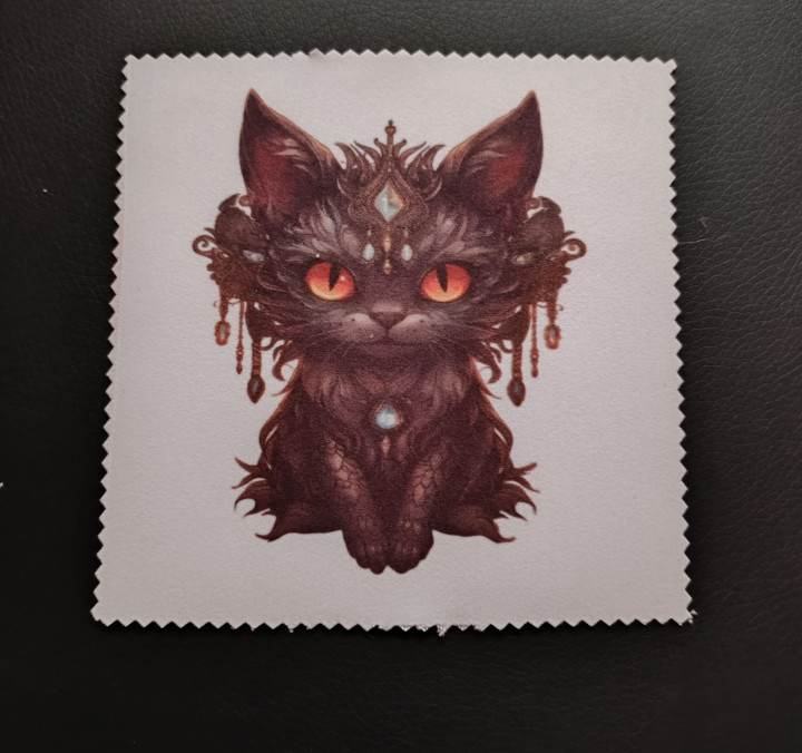 Lingette microfibre blanche carrée illustrée d'un chat fantastique sombre aux yeux orange et ornements précieux