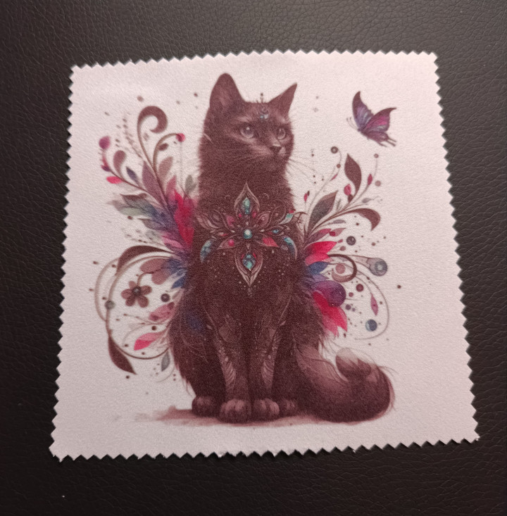 Lingette microfibre blanche ornée d'un chat sombre avec motifs floraux et un papillon