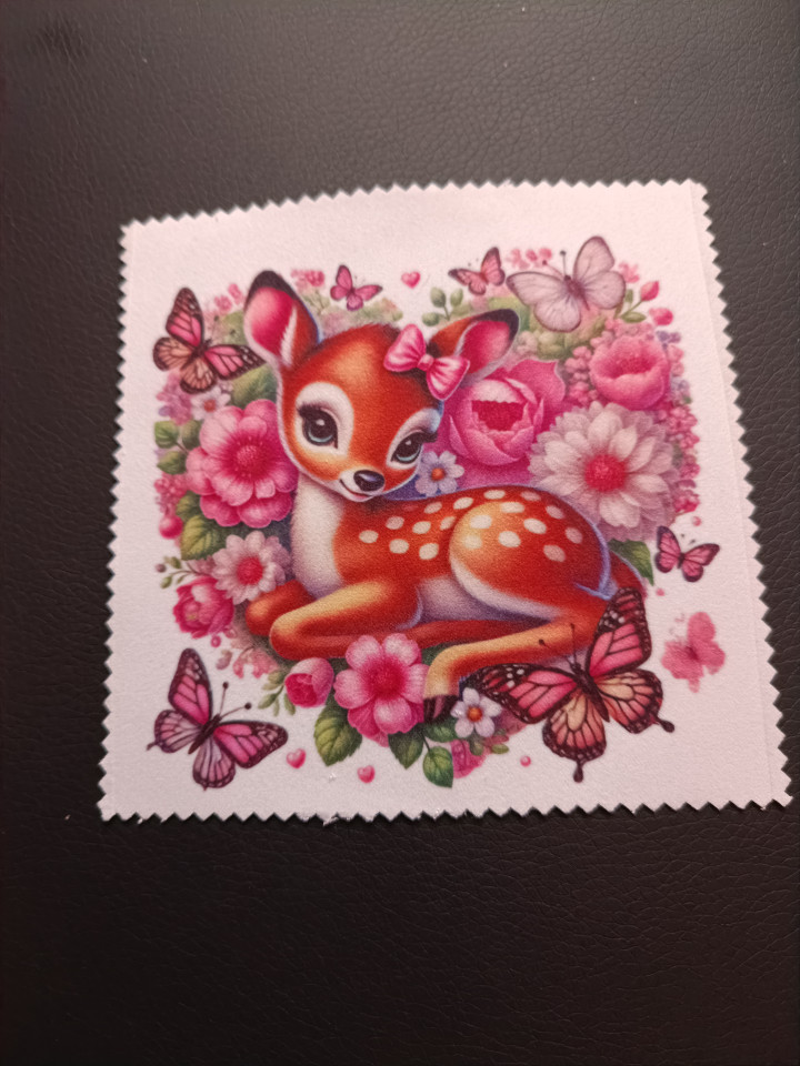 Lingette microfibre carrée à bords crantés illustrée d'un faon aux grands yeux entouré de fleurs et papillons roses