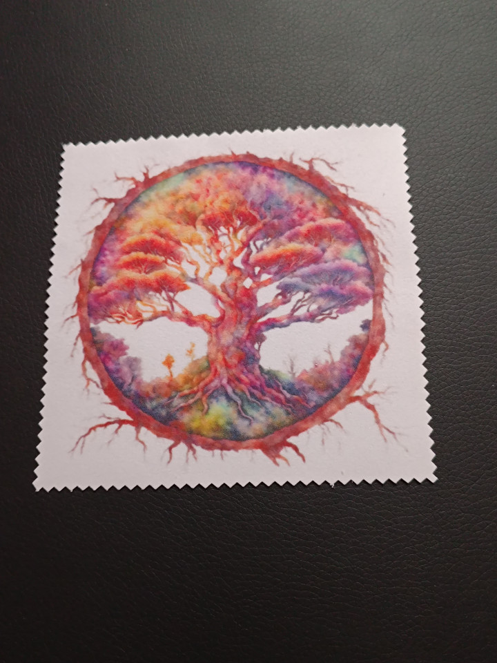 Lingette microfibre blanche avec illustration ronde d'un arbre de vie aux couleurs chaudes