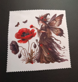 Lingette microfibre blanche à bords crantés avec illustration d'une fée sorcière ailée et de grands coquelicots rouges