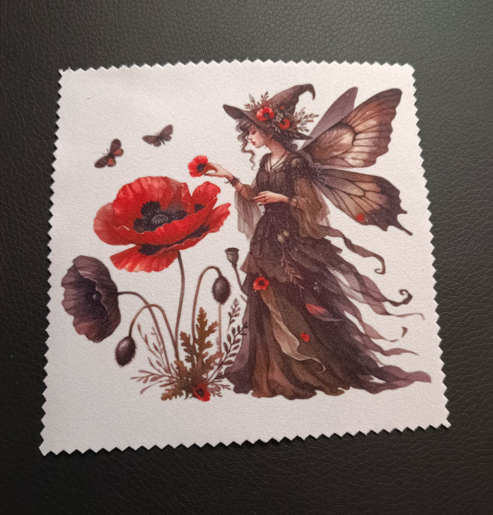 Lingette microfibre blanche à bords crantés avec illustration d'une fée sorcière ailée et de grands coquelicots rouges