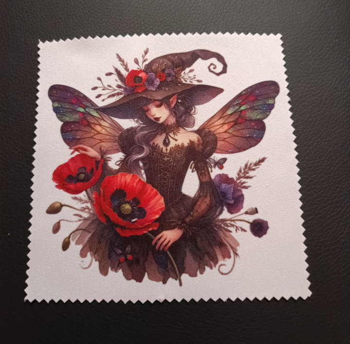Lingette microfibre crantée ornée d'une fée sorcière aux ailes colorées tenant des coquelicots rouges