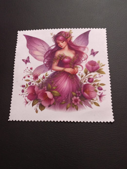 Lingette microfibre carrée illustrée d'une fée ailée aux cheveux roses entourée de fleurs